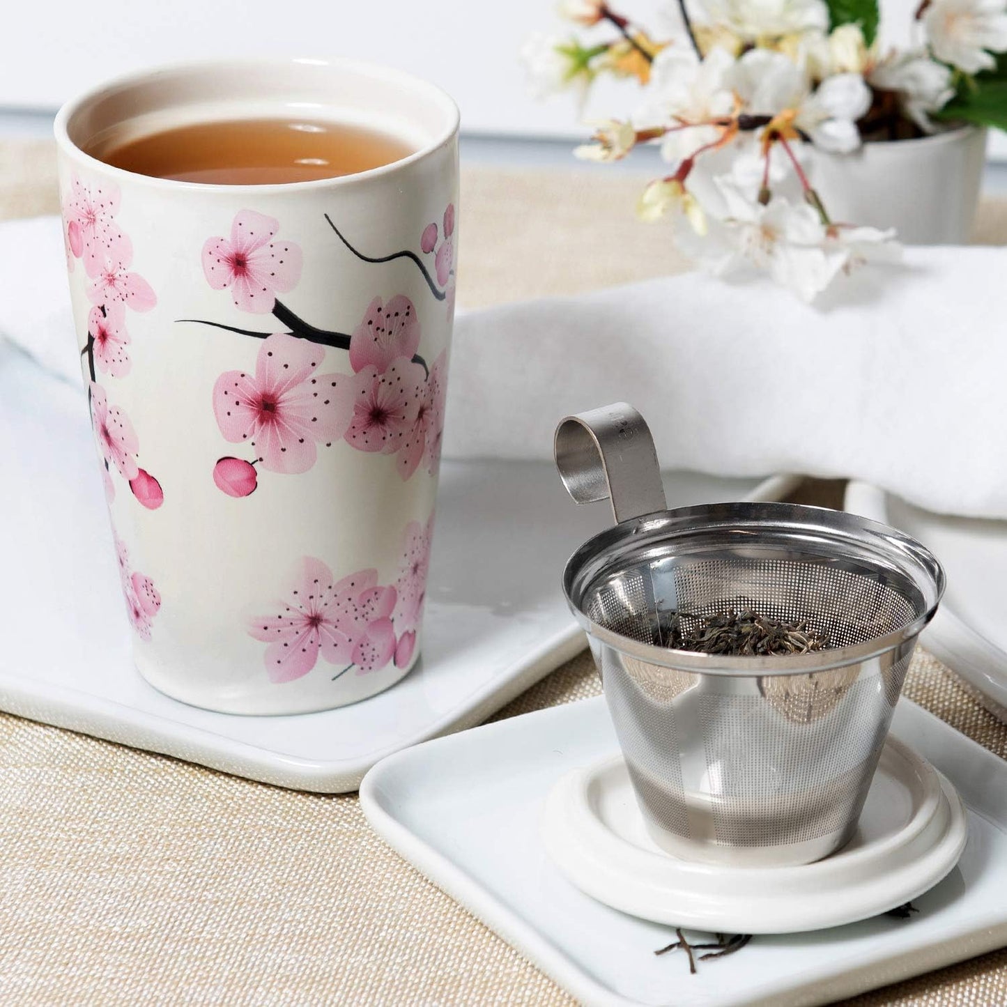 Double-layer ceramic tea cup, detachable stainless steel filter basket and lid. It can brew 12 ounces of loose tea leaves. It can be used in the dishwasher and microwave oven. It is a gift for mothers and an ideal choice when enjoying cherry blossoms.
