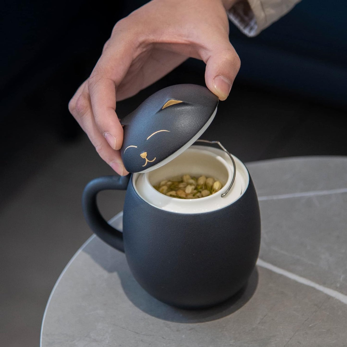 Cat Tea Cup (with filter and lid) - 13.5 oz ceramic cup - A suitable gift for cat lovers to give to friends and family. (Black)
