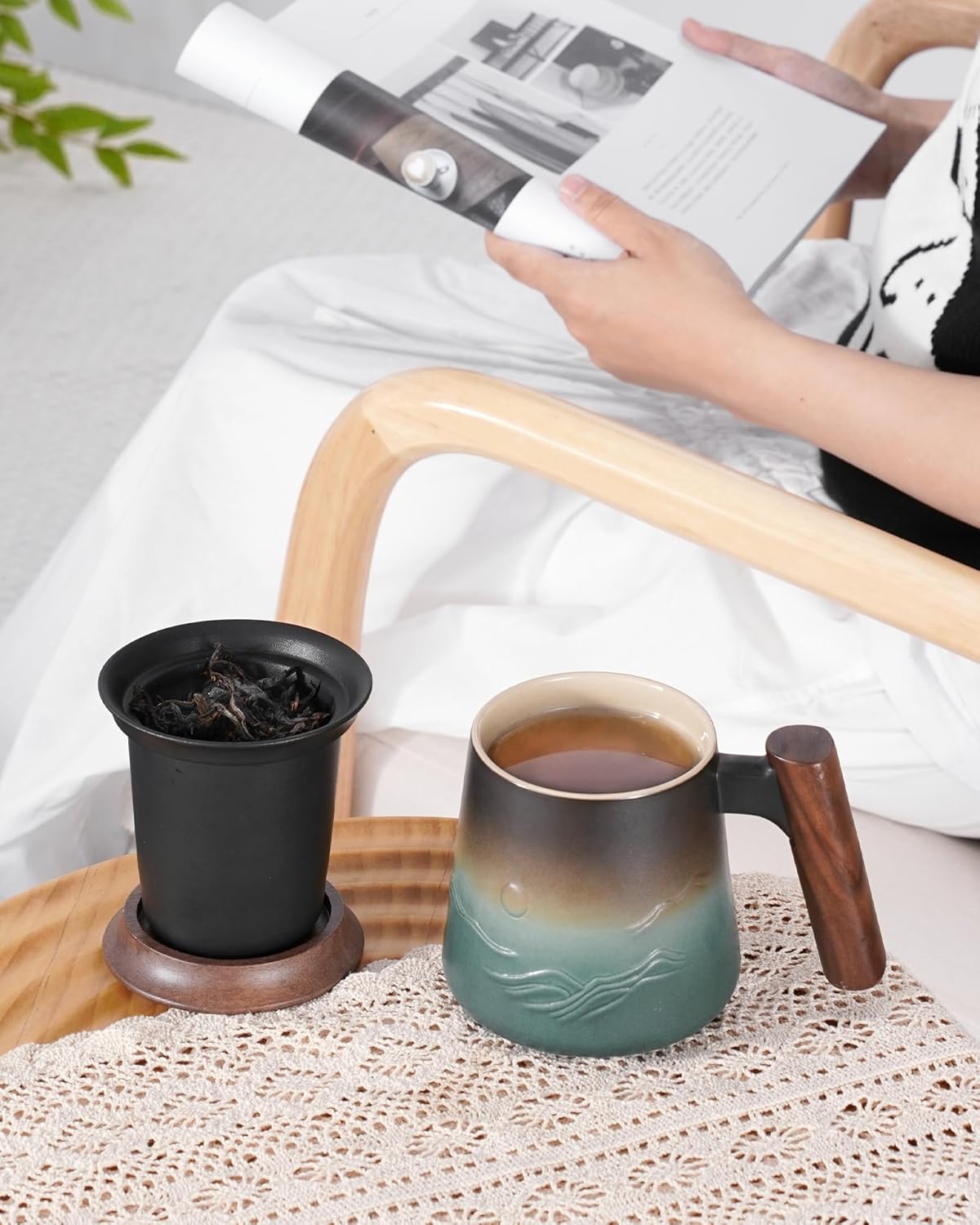 A pressed ceramic tea cup with a filter and lid, with a capacity of 14.5 ounces, a wooden handle. It is a gift set suitable for tea lovers, including a tea infuser cup and a filter.